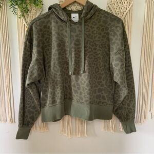 NIKE Women’s Get Fit Pullover Green Leopard Cropped Training Hoodie Size XS